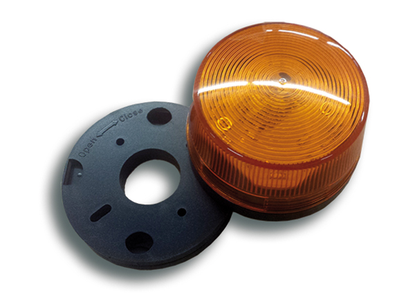 01909.1 Flitslicht 12 V in oranje harde polycarbonate lenskap  inclusief montageplaat